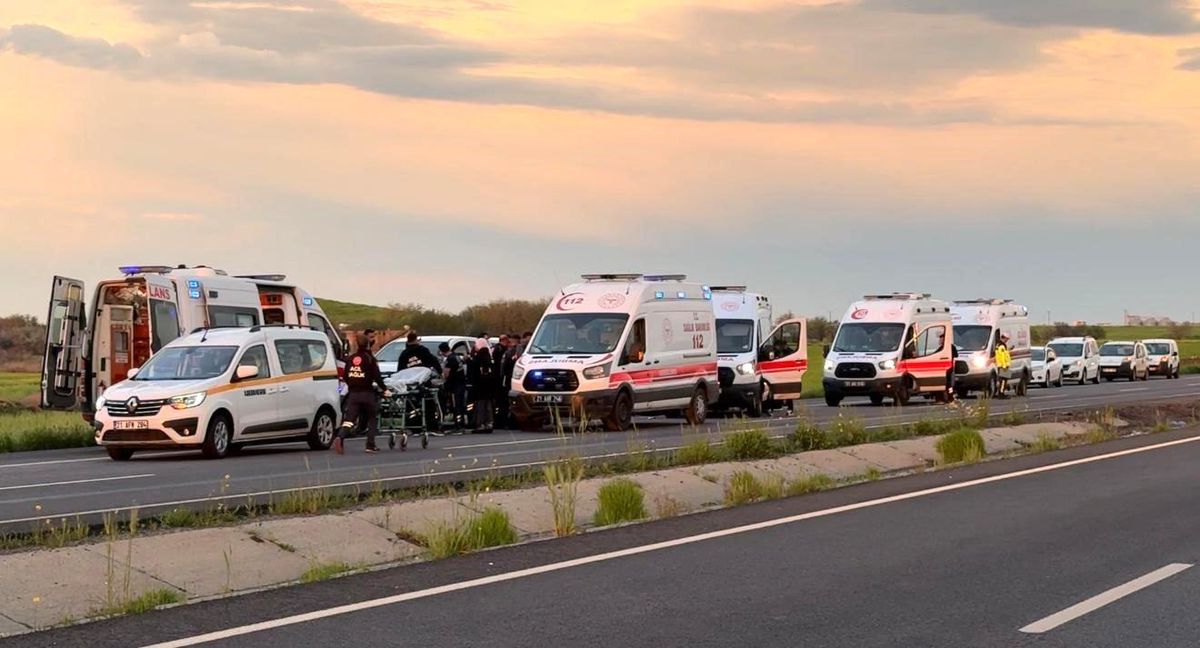Diyarbakır'da faciadan dönüldü: Takla atan araçtaki 10 kişi yaralandı