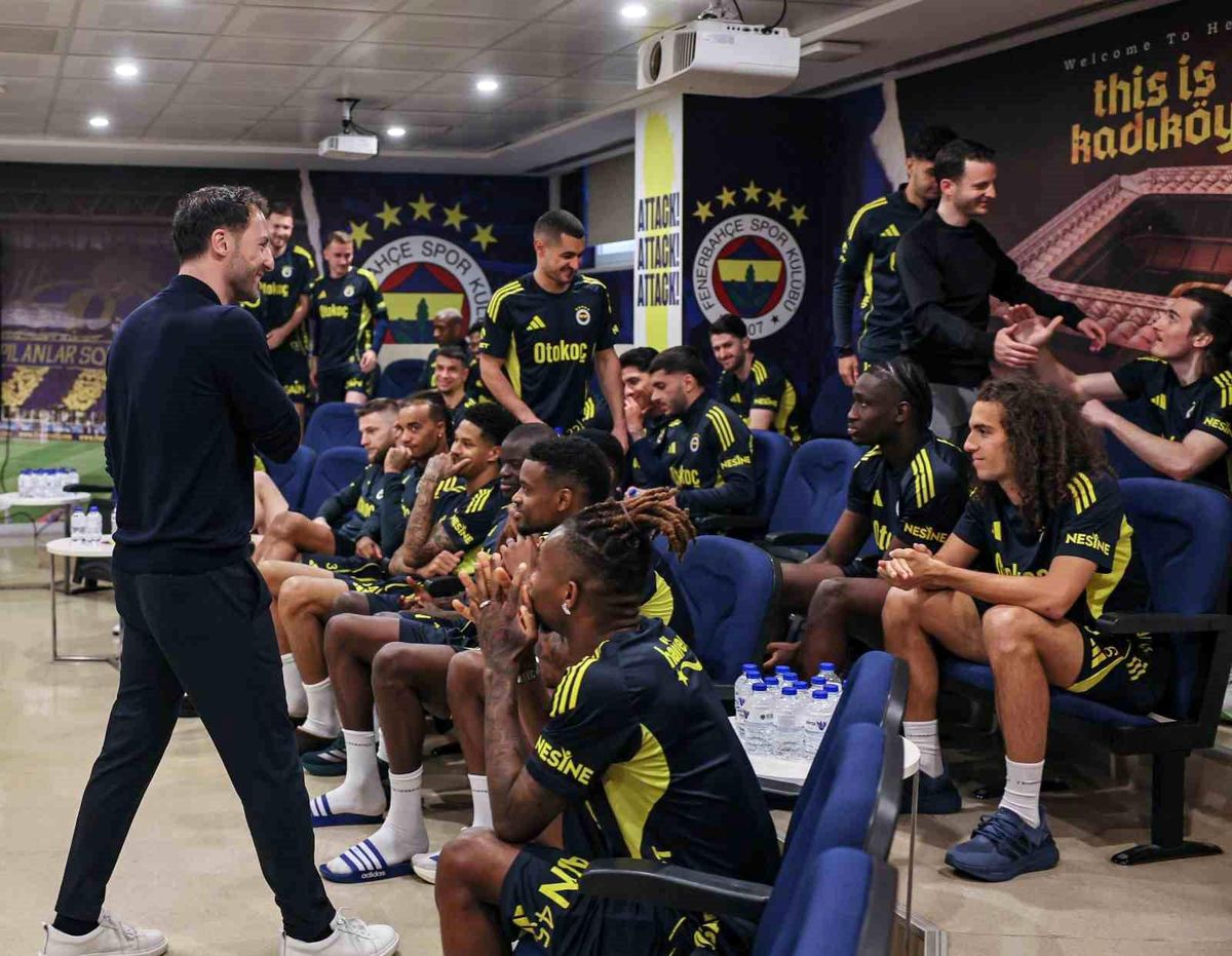 Domenico Tedesco, futbolcularla vedalaştı