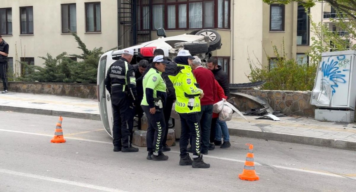 Edirne'de kontrolden çıkan hafif ticari araç yan yattı: Sürücü yaralandı