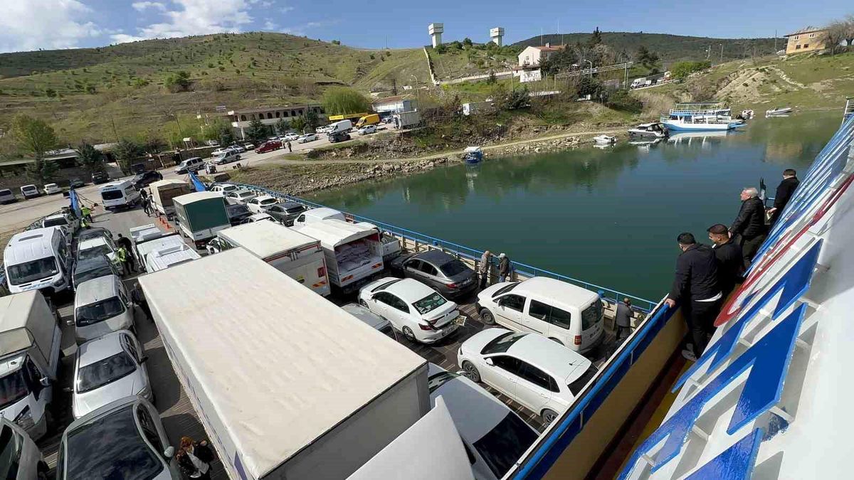 Elazığ-Pertek feribotunda metrelerce kuyruk oluştu