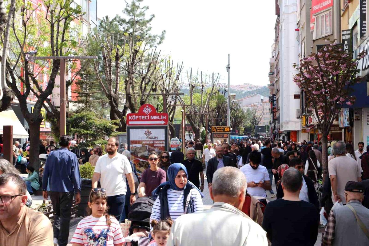 Hamamyolu'nda bahar yoğunluğu: İğne atsan yere düşmüyor