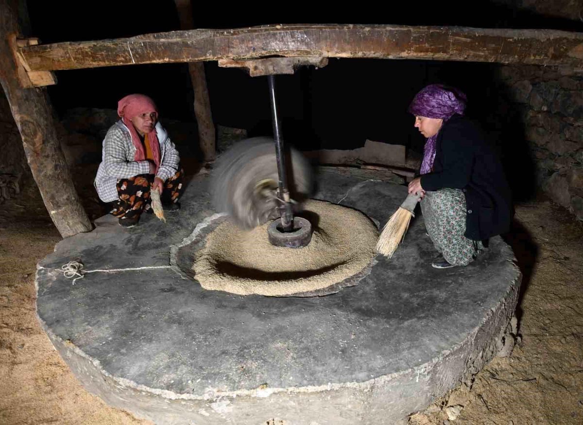 Hizan'da asırlık su değirmeniyle doğal pirinç üretimi sürüyor