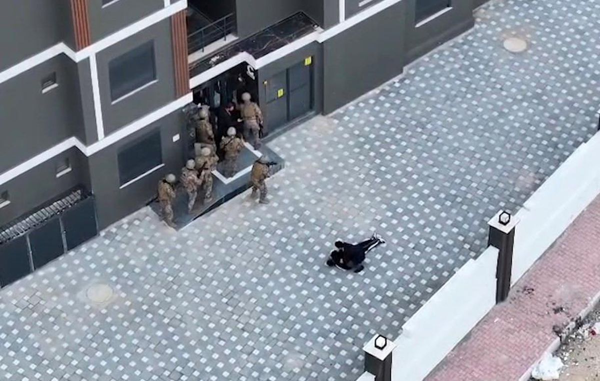 İkiz plakalarla ilçeleri gezip evlerden hırsızlık yaptılar, 11'incisinde yakayı ele verdiler