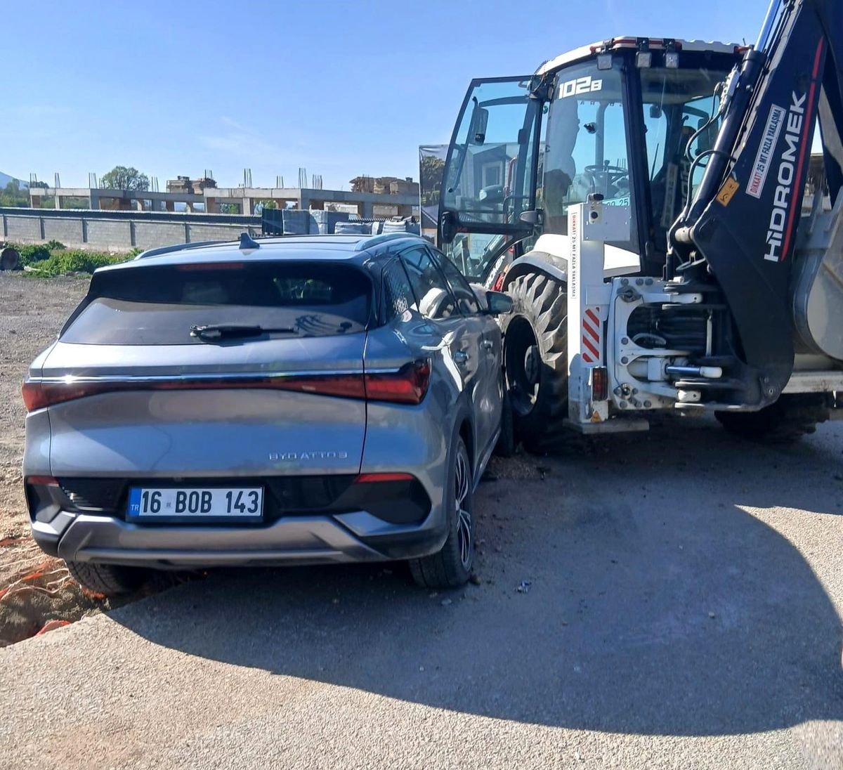 İnegöl'de otomobil iş makinasına çarptı: 1 yaralı