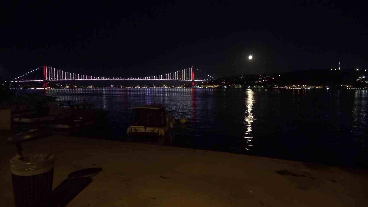 İstanbul Boğazı'nda yakamoz manzarası