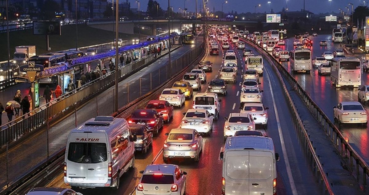 İstanbul'da trafik var mı? SON DAKİKA! 29 Nisan Çarşamba hangi ilçelerde trafik var, hangi yollar kapalı?