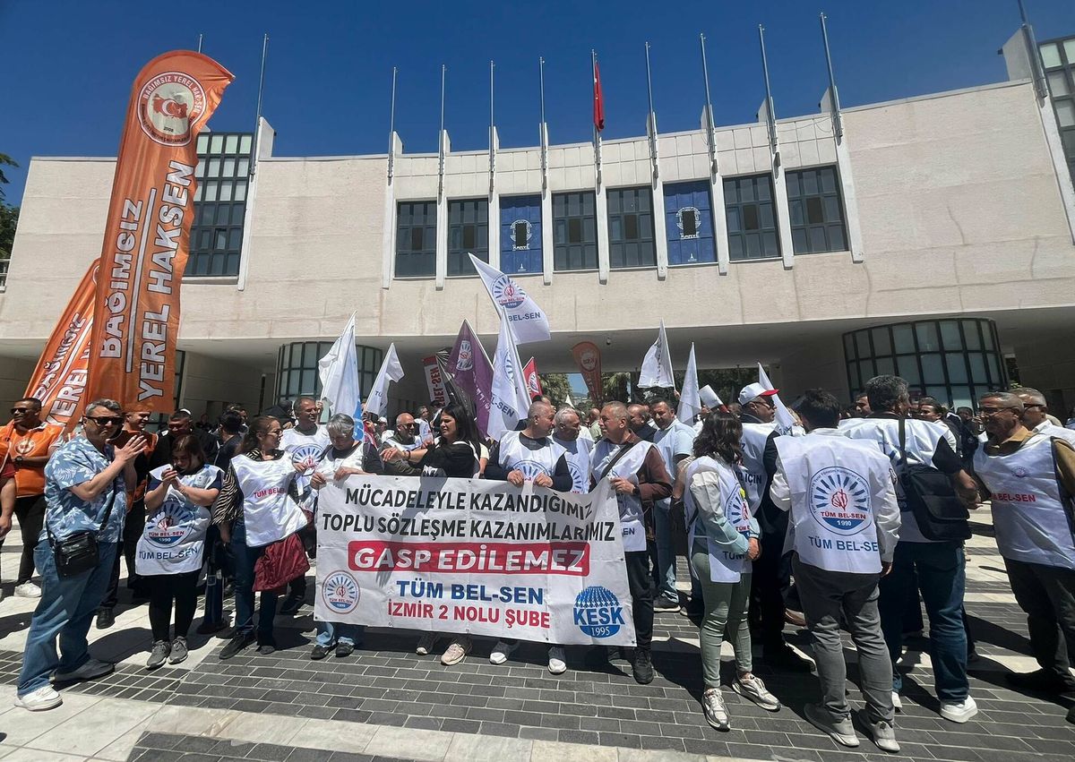 İzmir'de Belediye Memurları TİS Hakları İçin Eylem Yaptı