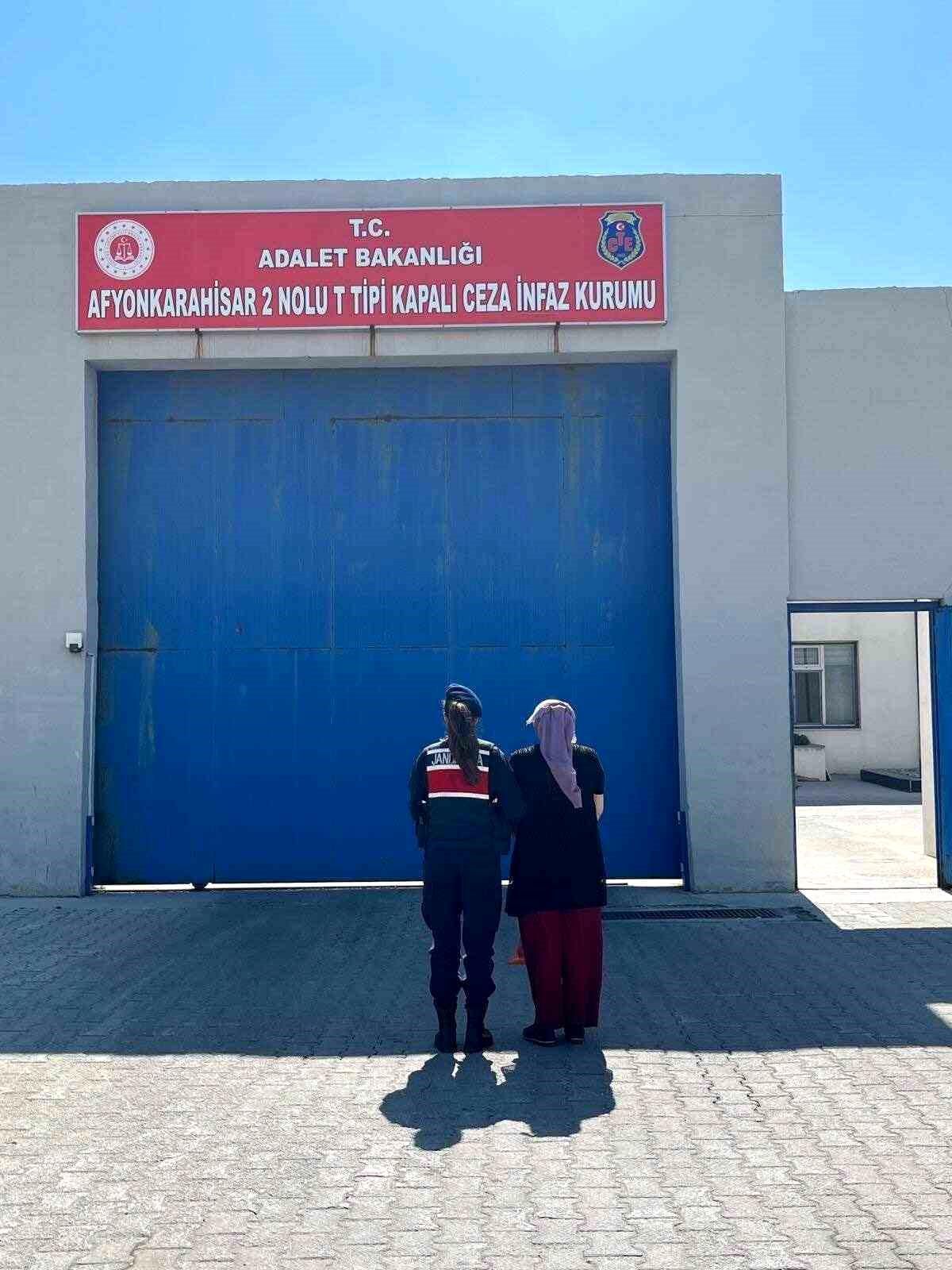 Jandarma 10 yıl hapis cezasıyla aranan şahsı yakaladı