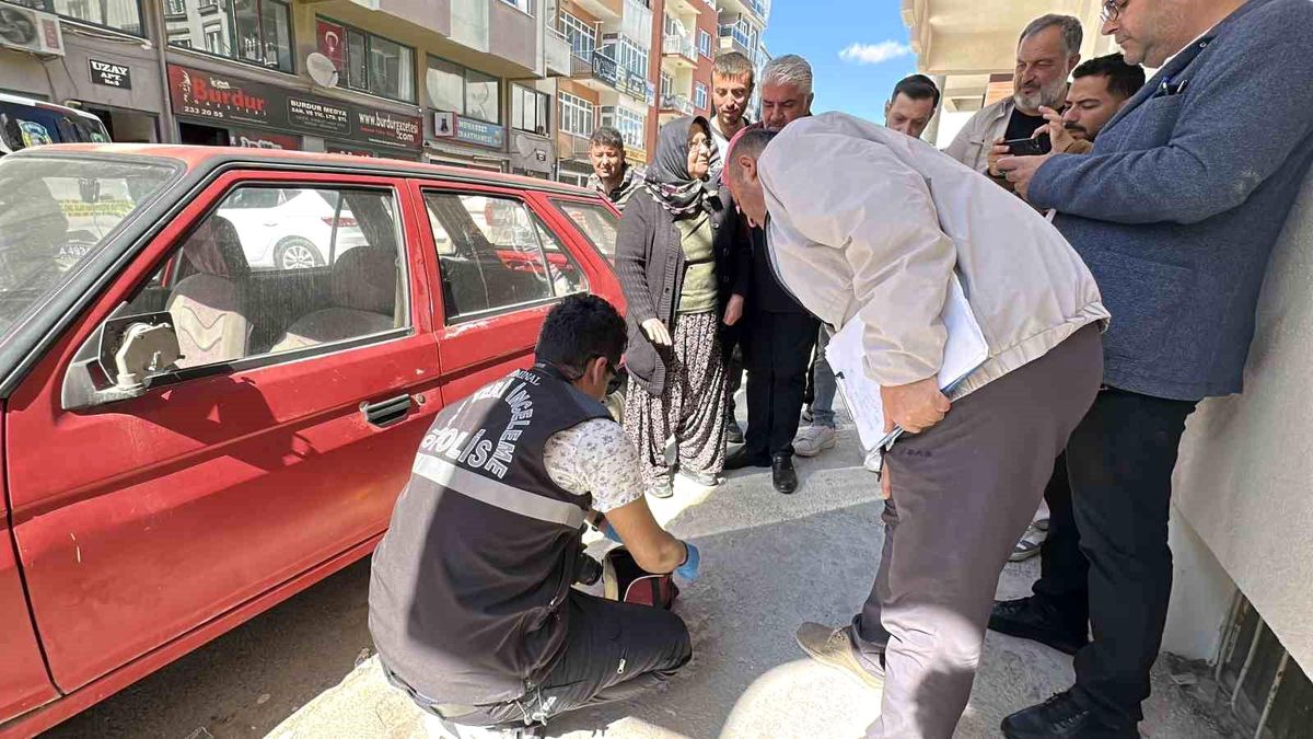 Kadının kapıda unuttuğu çantadaki altın ve paraları çaldılar