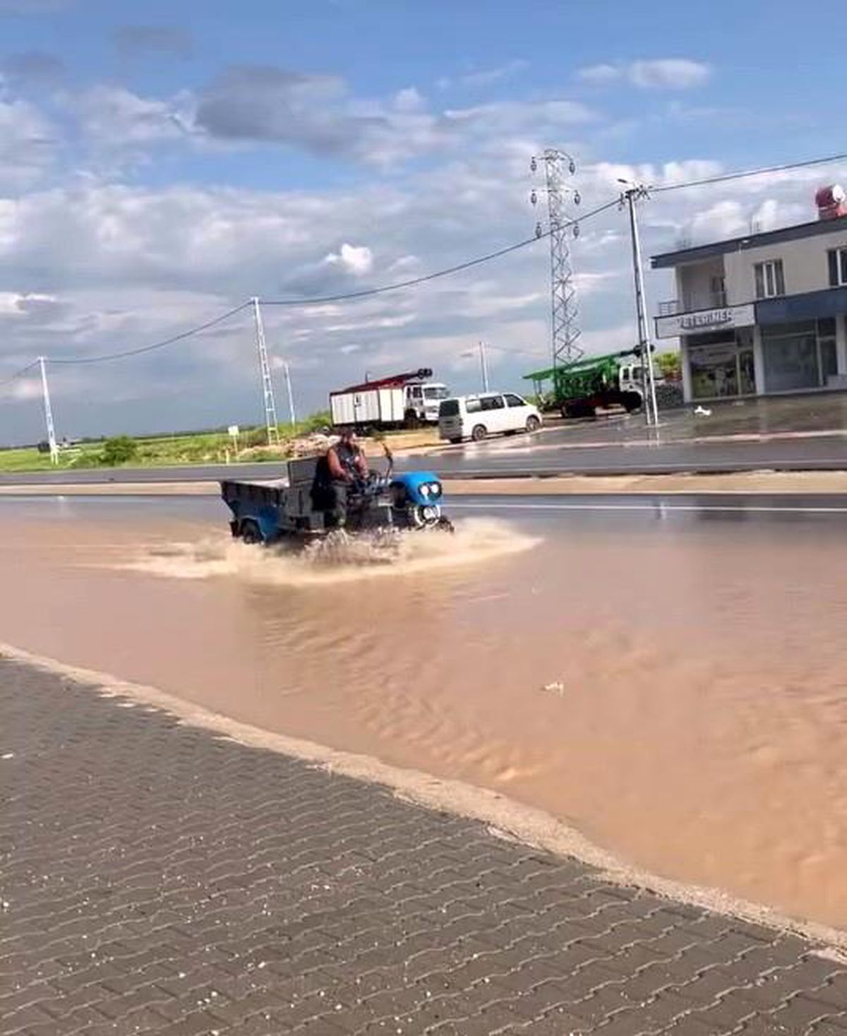 Kahta'ya bağlı Narince'de yağış sonrası yollar göle döndü