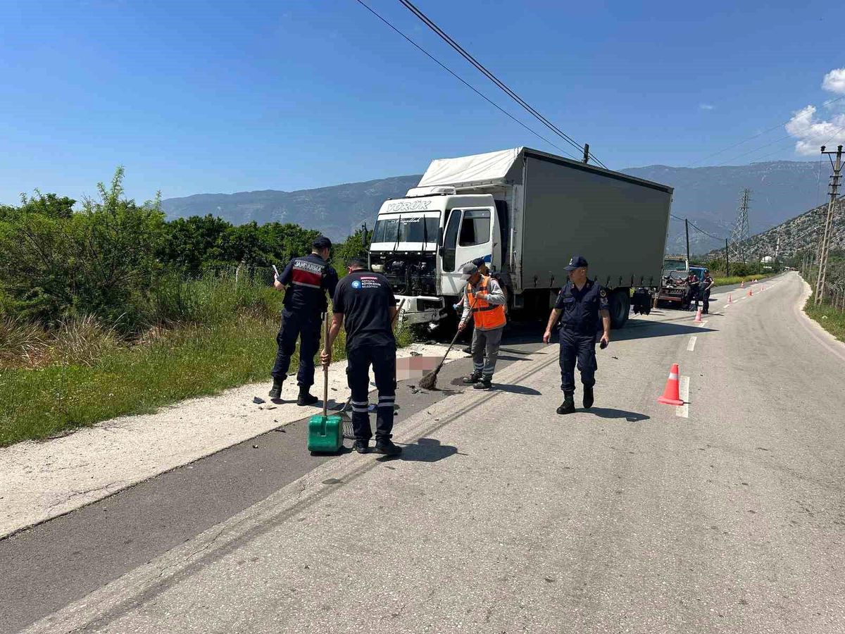 Kamyonla çarpışan motosikletli hayatını kaybetti