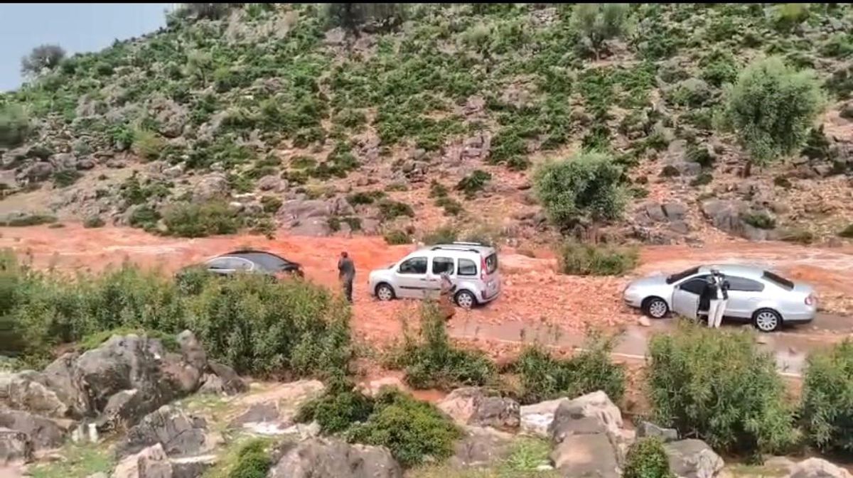 Kozan'da sağanak ve dolu hayatı felç etti: Yollar kapandı, araçlar mahsur kaldı