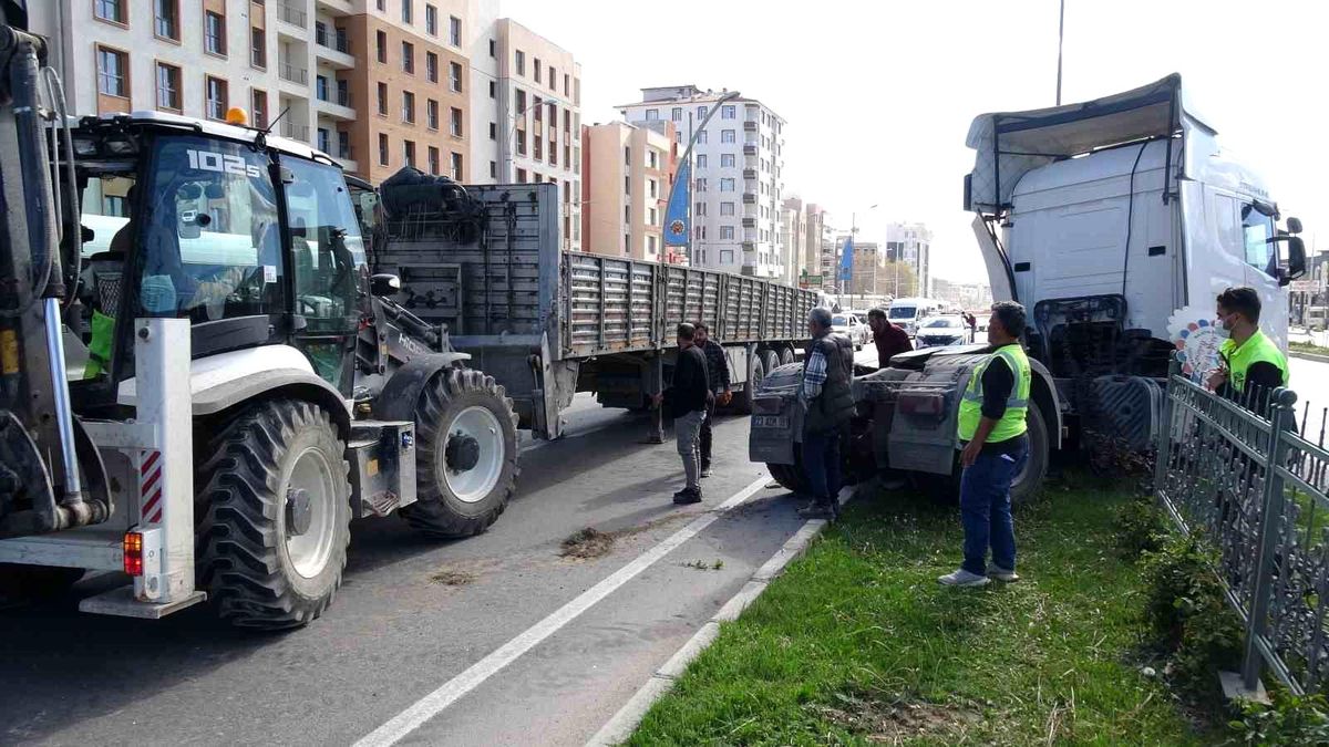 Malatya'da çekici refüje çıktı, trafik kilitlendi