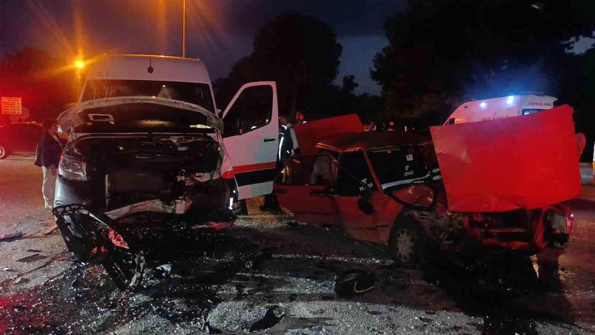 Manavgat'ta tur minibüsü ile otomobil çarpıştı: 4 yaralı