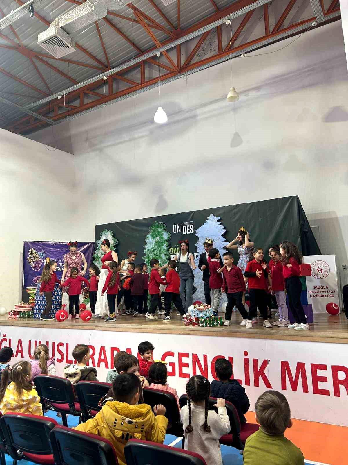 Menteşe'de çocuk tiyatrosu ilgiyle izlendi