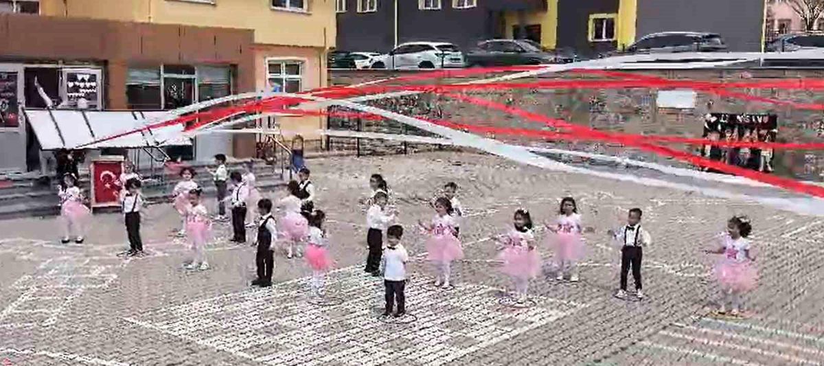 Öğretmenin üzerine tabela düştü