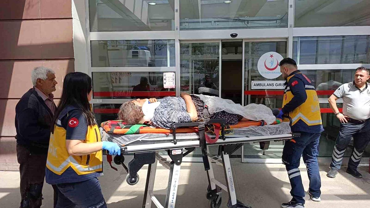 Önce yolcu düştü, sonra motosiklet devrildi: 2 yaralı