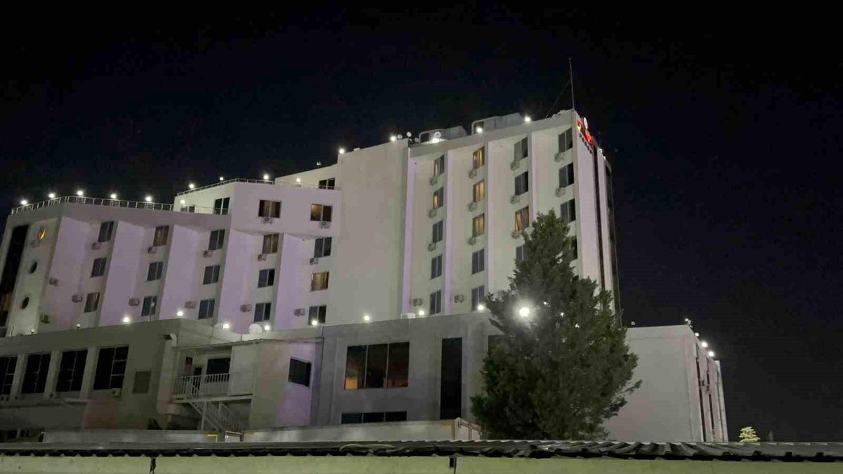 Otelin bahçesinde park halindeki karavan alev alev yandı