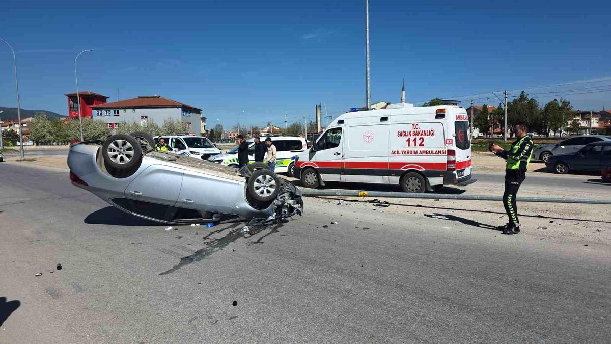 Otomobil elektrik direğine çarpıp ters döndü, sürücü yaralandı