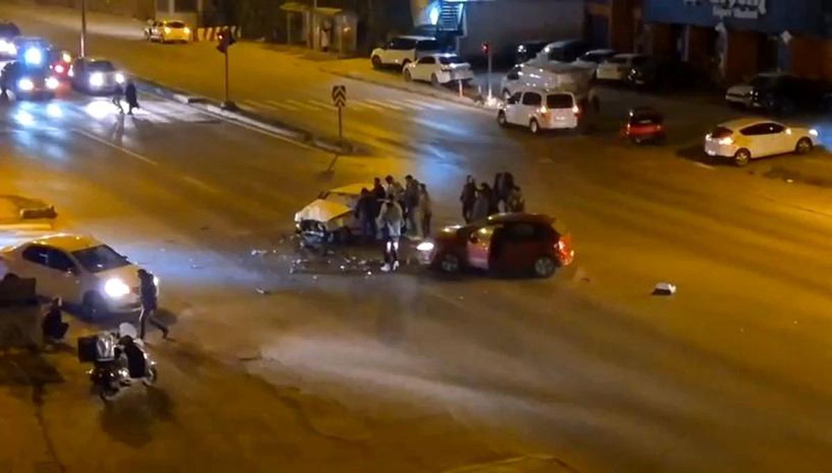 Otomobiller kafa kafaya çarpıştı; 2 yaralı