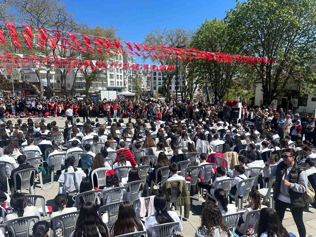 Sinop'ta maarifin kalbinde çocuk: 500 öğrenciden Türk marşları