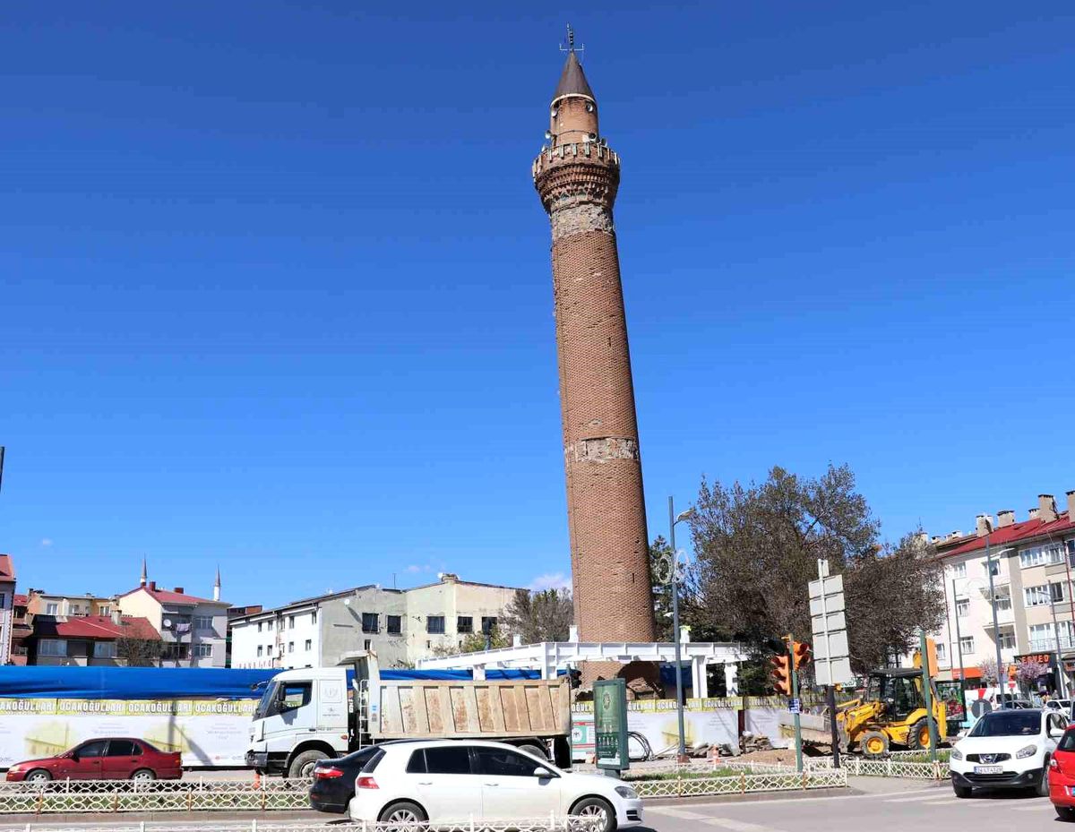 Sivas'ın 8 asırlık eğri minaresi restorasyona alındı