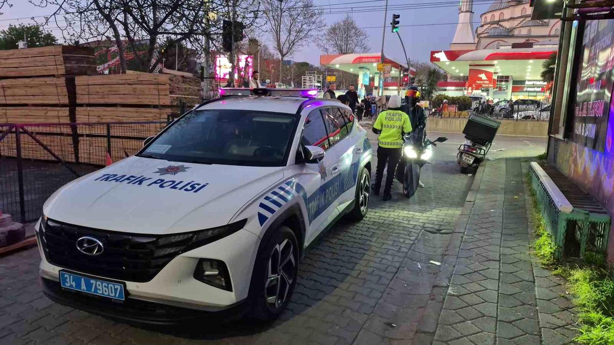 Sultangazi'de motosiklet yayaya çarptı: Kaza anı kamerada