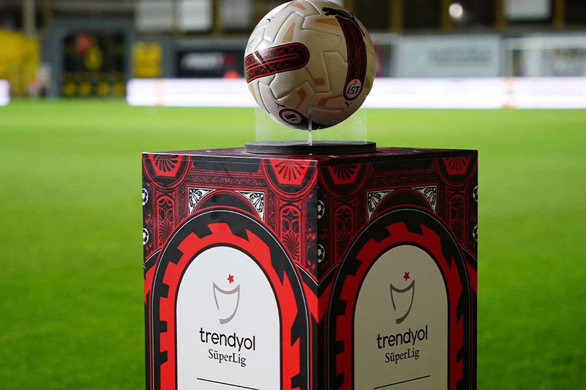 Bütün maçlar aynı saatte! Süper Lig'de sezonun son derbisinin tarihi belli oldu