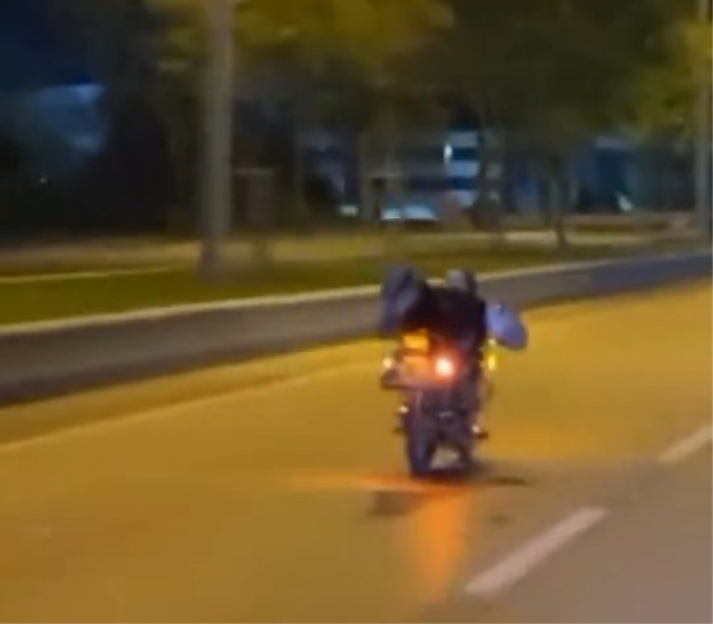yaptigi hareket motosikletliye 19789260 4876 2 m