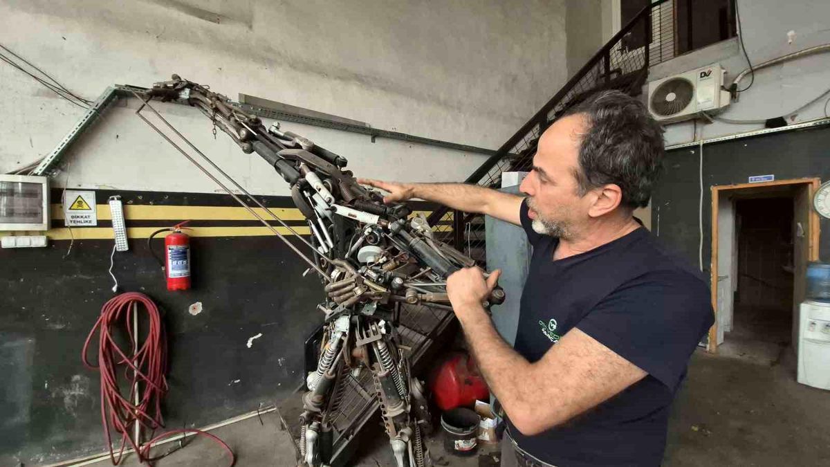 850 parça hurdayı birleştirdi, 200 kiloluk metal figür yaptı