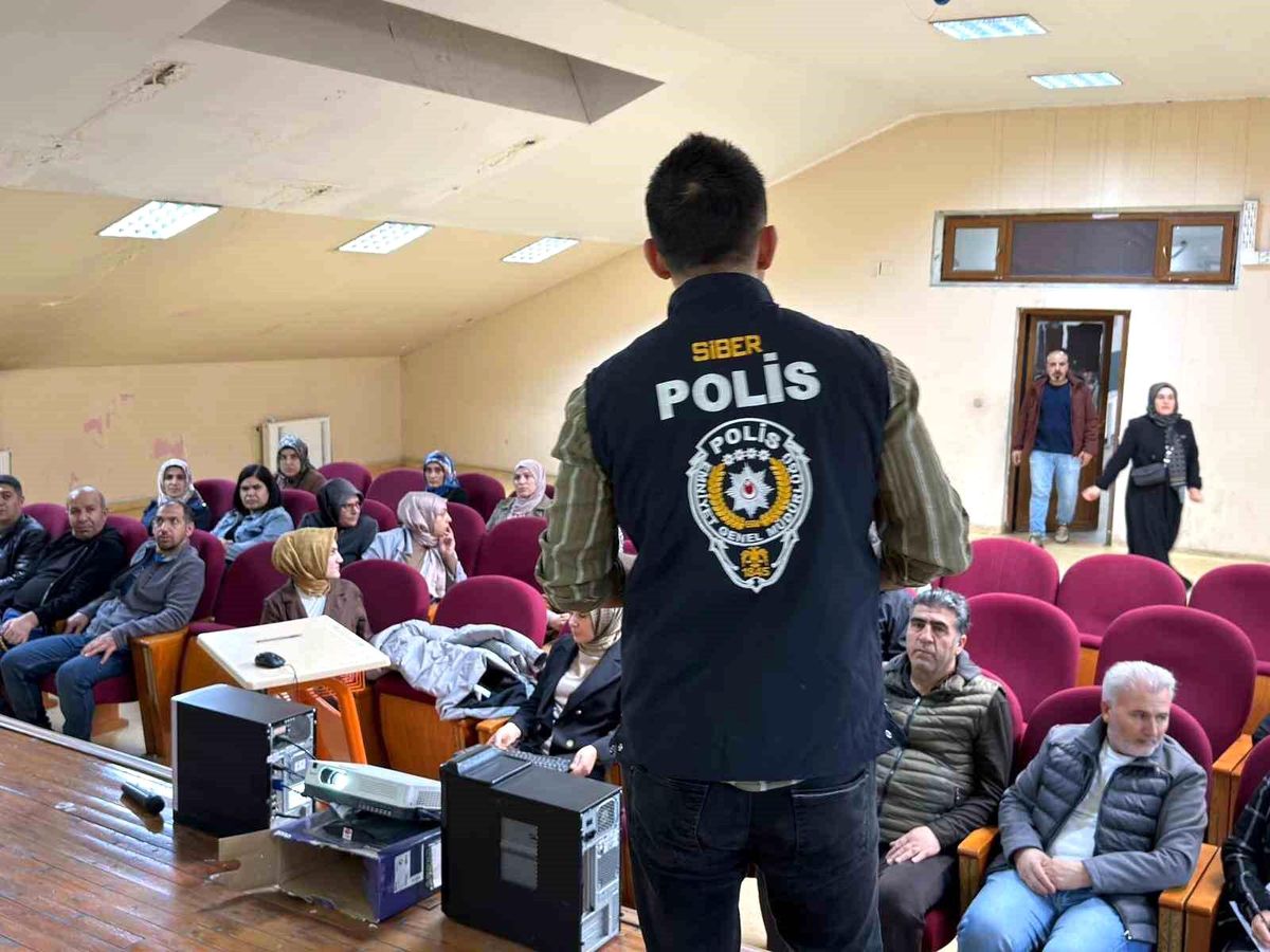 Ağrı'da öğrenci ve velilere SİBERAY semineri verildi