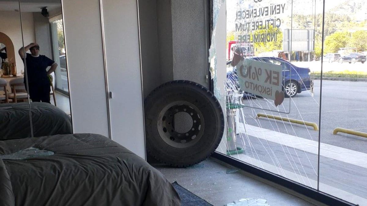 Amasya'da Kamyondan Kopan Teker Mobilya Mağazasına Daldı
