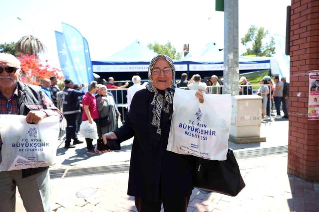Aydın Büyükşehir Belediyesi binlerce fideyi Nazilli'de vatandaşlara dağıttı