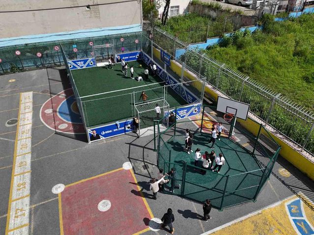 Bağcılar Belediyesi, ilçeyi spor sahalarıyla donatıyor