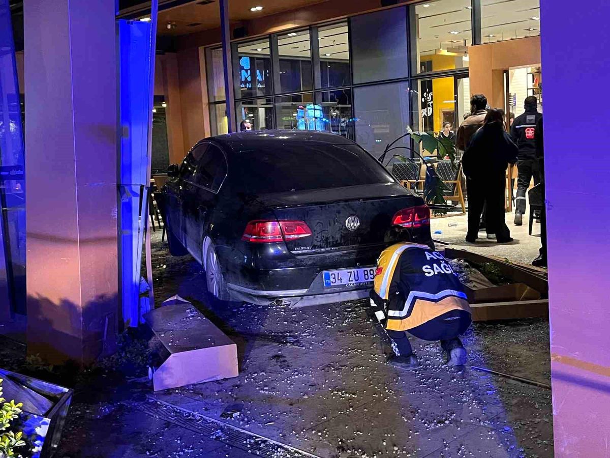 Bakırköy'de kontrolden çıkan araç kafeye daldı: 6 yaralı