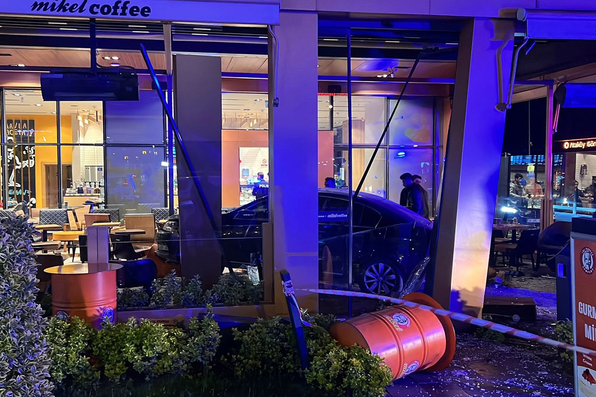 Bakırköy'de otomobil kafedeki müşterilerin arasına daldı: 6 yaralı