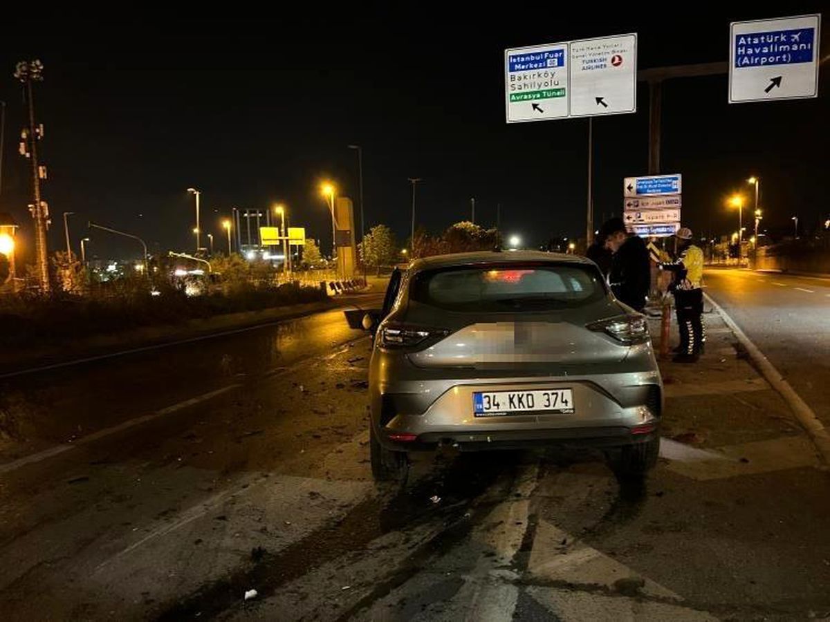 Bakırköy'de seyir halindeki otomobil, tıra arkadan çarptı: 1 yaralı
