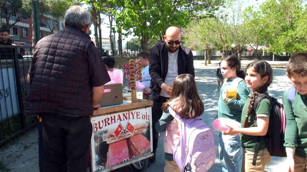 Balıkesirli vatandaş babasının hayrı için öğrencilere pamuk şekeri dağıttı