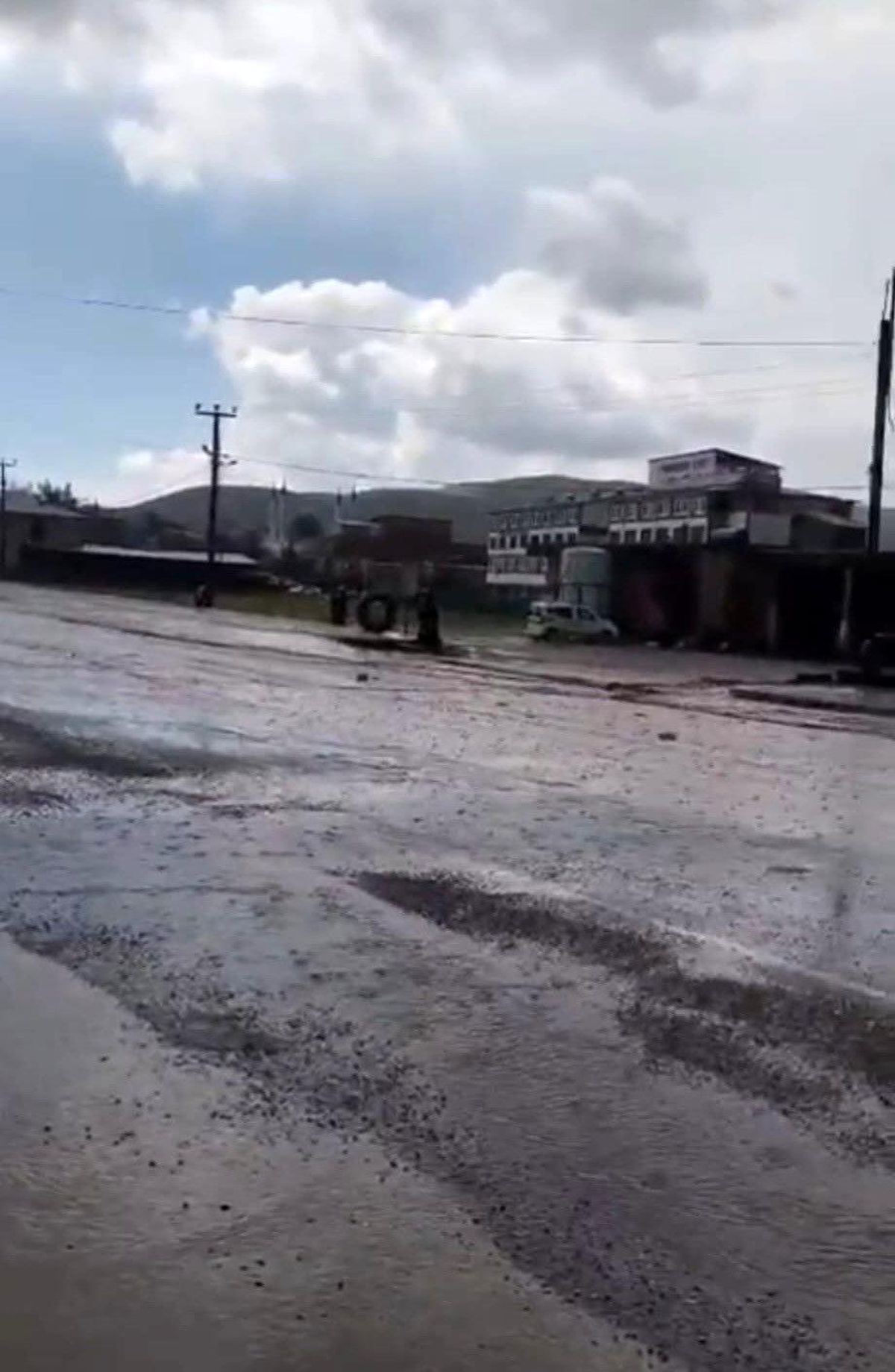 Baykan'da sağanak yağış etkili oldu: Yollar göle döndü