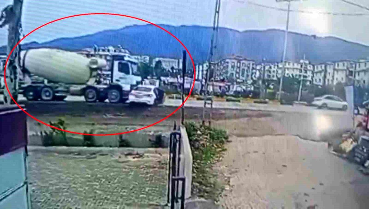 Beton mikserin metrelerce sürüklediği otomobil sürücüsü yaralandı