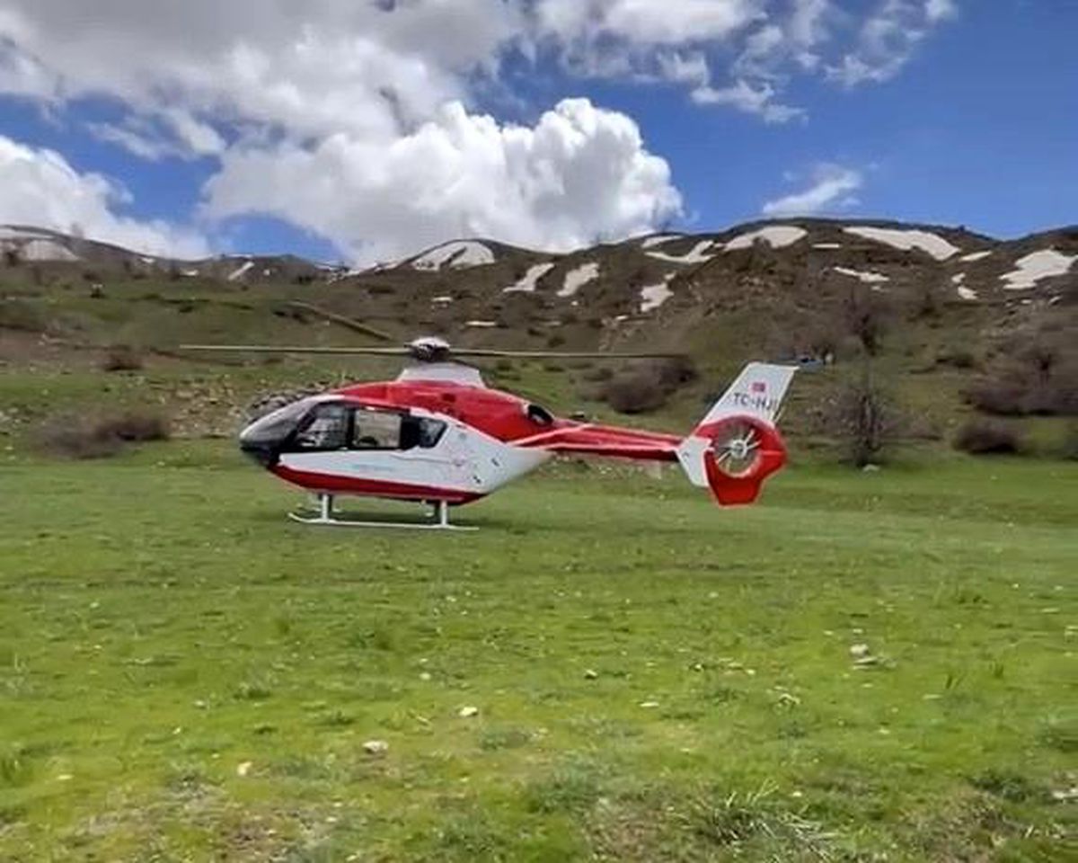 Bitlis'te kayalıklardan düşen genç için helikopter ambulans havalandı