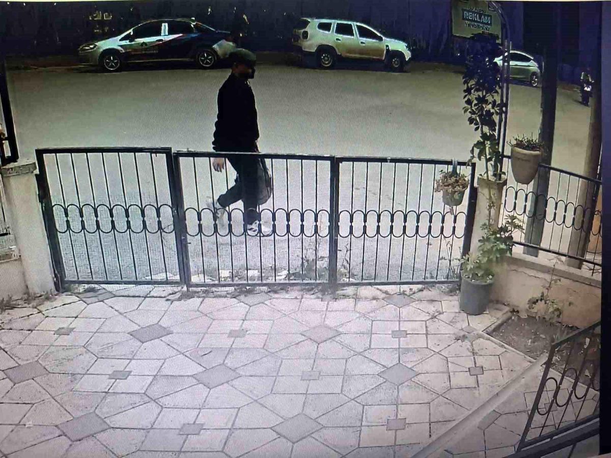 Didim'de "polisiz" diyerek dolandırdılar, kaçarken kaza yapınca yakalandılar