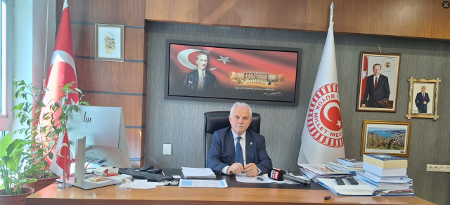 Nazım Elmas speaking at the commission meeting