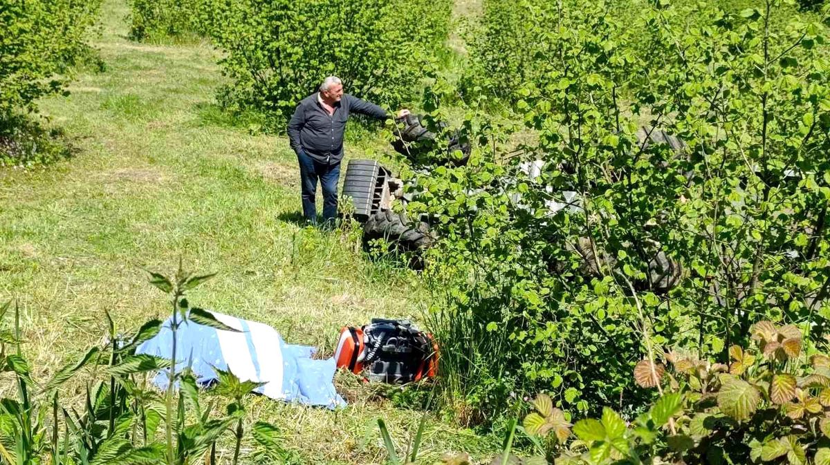 Emekli polis devrilen traktörün altında can verdi