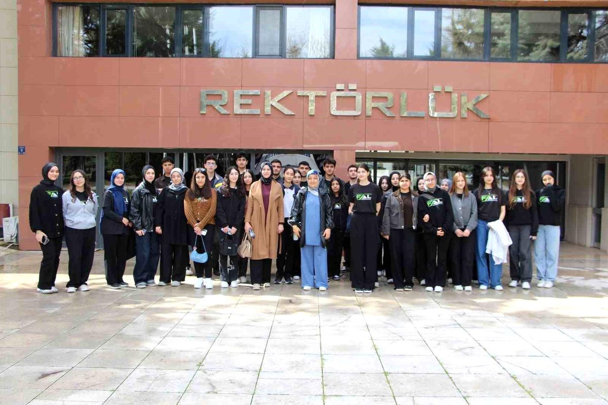Fırat Üniversitesi'nde okul gezileri sürüyor