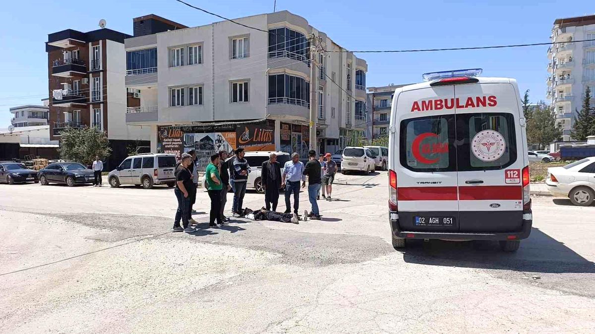 Hafif ticari araçla çarpışan motosiklet sürücüsü yaralandı