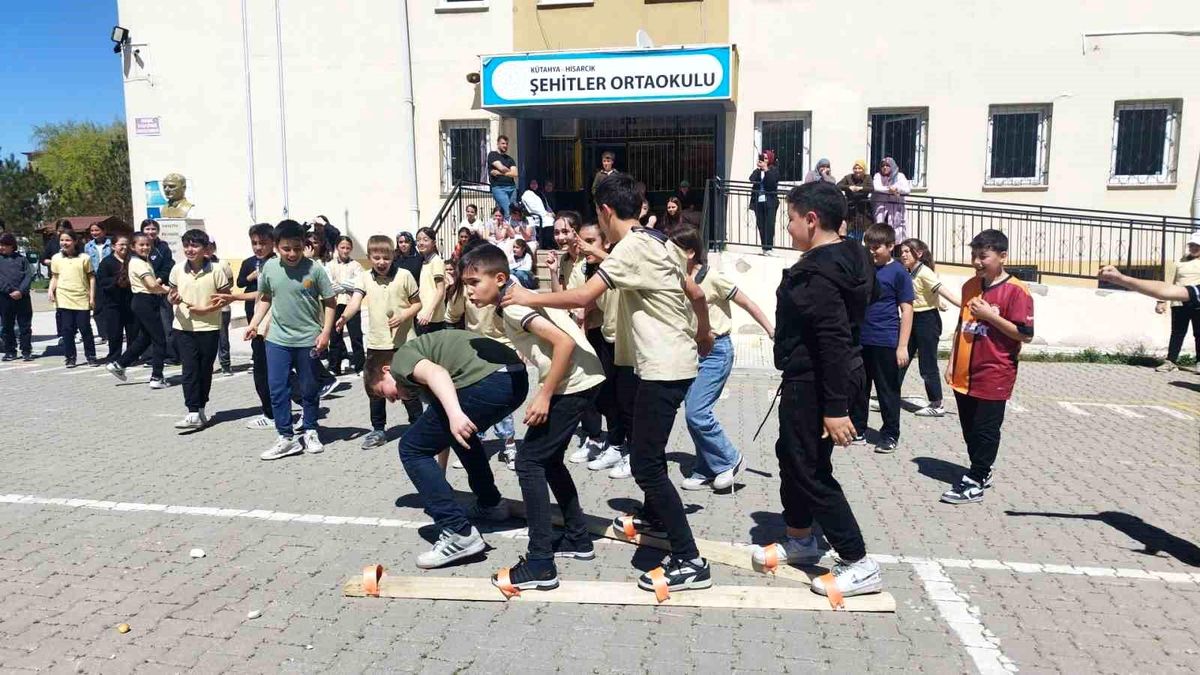 Hisarcık Şehitler Ortaokulu'nda çocuk oyunları şenliği