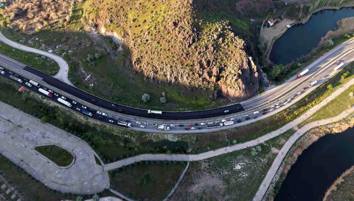 İki otomobil çarpıştı, 3 kişi yaralandı: Trafik yoğunluğu havadan görüntülendi