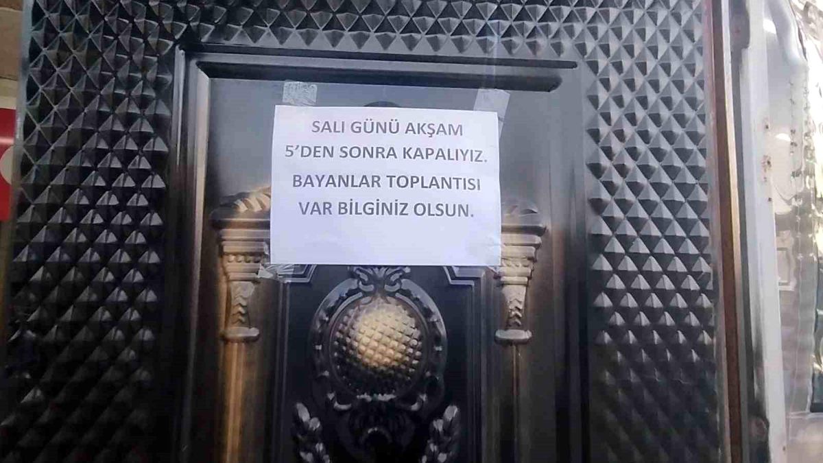 İnegöl'de roller değişti: Erkekler evde, kadınlar kahvede