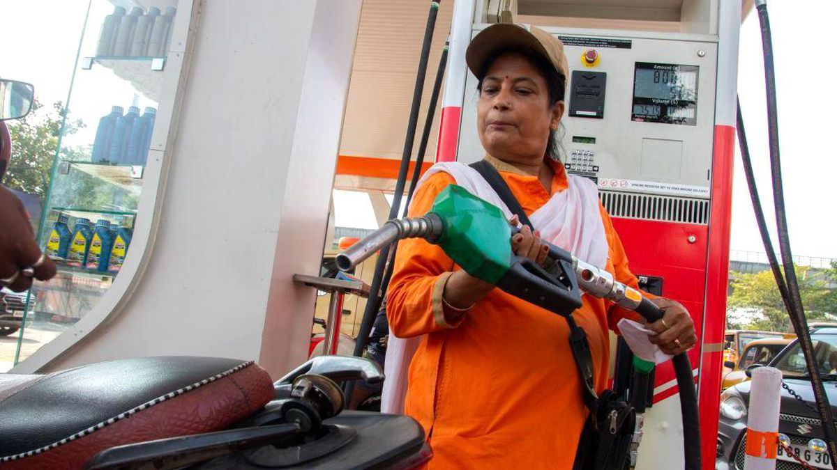 İran ve ABD'nin ateşkes açıklamasının ardından petrol fiyatları geriledi